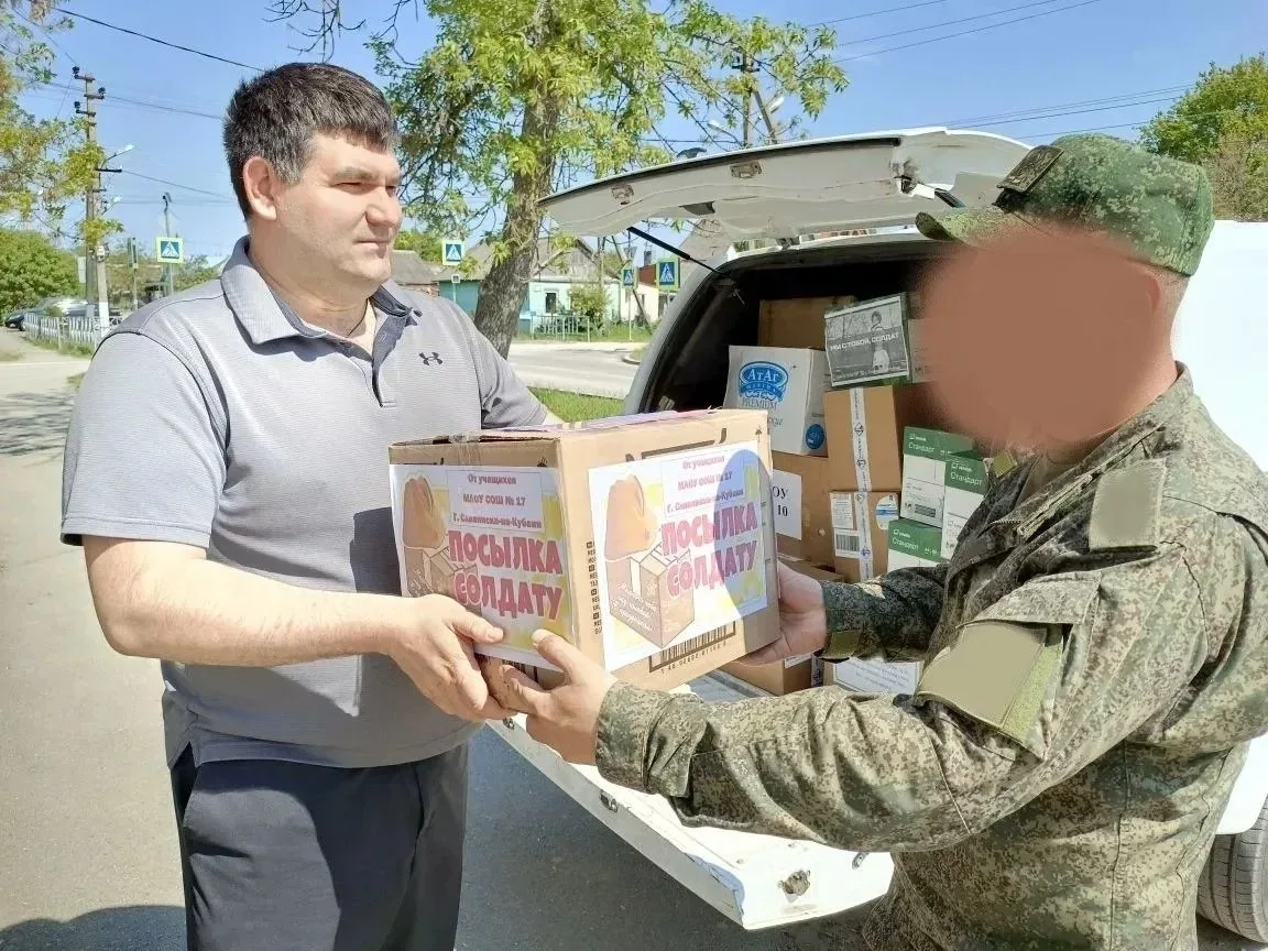 🫴 Славянцы собрали гуманитарную помощь для защитников неба.  Сегодня, накануне Дня Победы, учащиеся,