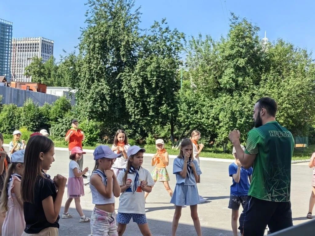 Каждый день в нашем пришкольном лагере начинается с зарядки. Но бывают на этой зарядке и уникальные 