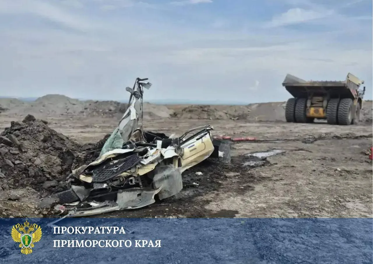 На угольном разрезе в Приморье БЕЛАЗ раздавил УАЗ. Есть жертвы.                                     