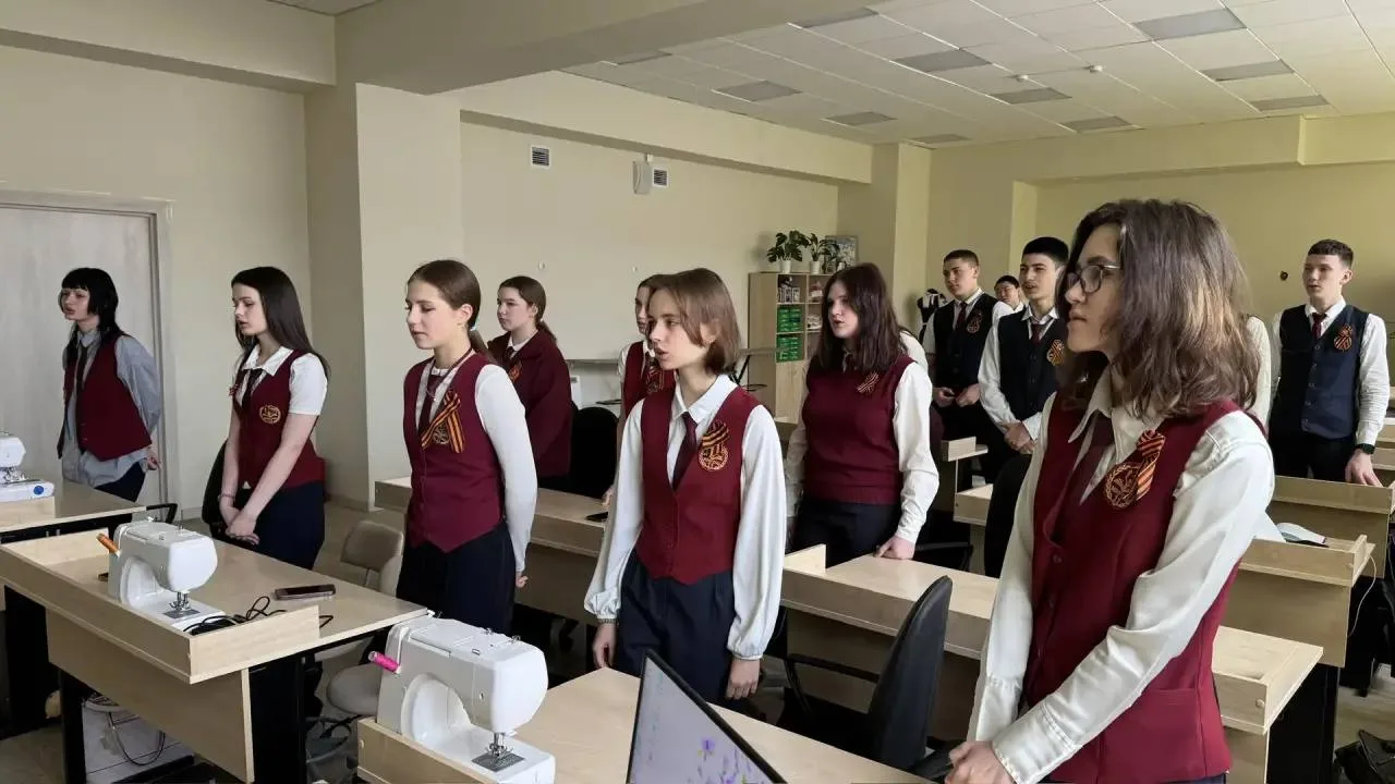 🇷🇺 ТРАДИЦИОННОЕ ПОДНЯТИЕ ФЛАГА И «РАЗГОВОРЫ О ВАЖНОМ»  Каждый понедельник в МБОУ СОШ №11 г. Ессентук