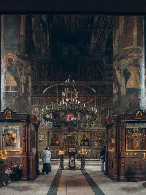 ⛪ Величественный храм в центре Москвы

Вас поразят высокие потолки с росписями и фресками, множество