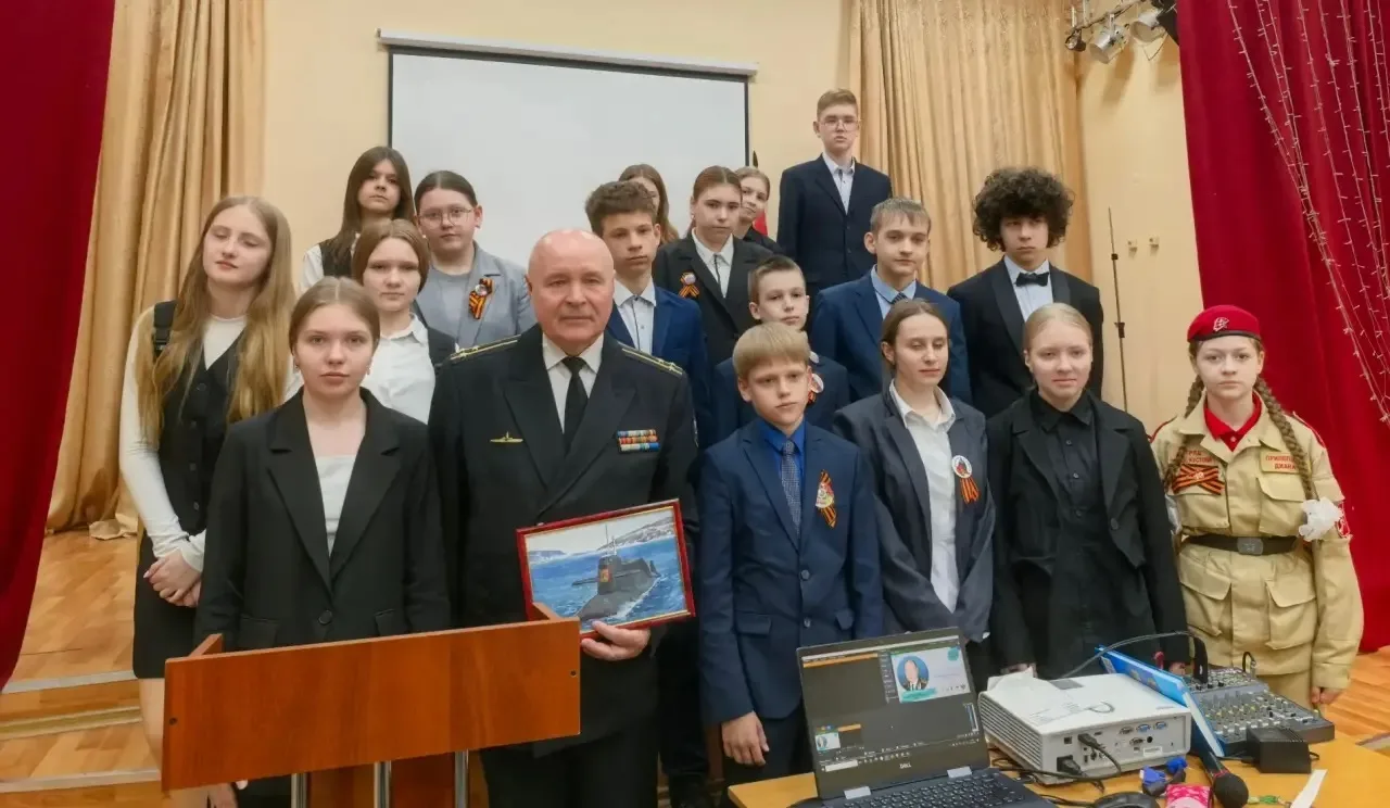 🇷🇺 В преддверии 9 мая в Лицее №27 состоялась «Классная встреча»  Нашим гостем стал капитан 1 ранга, 