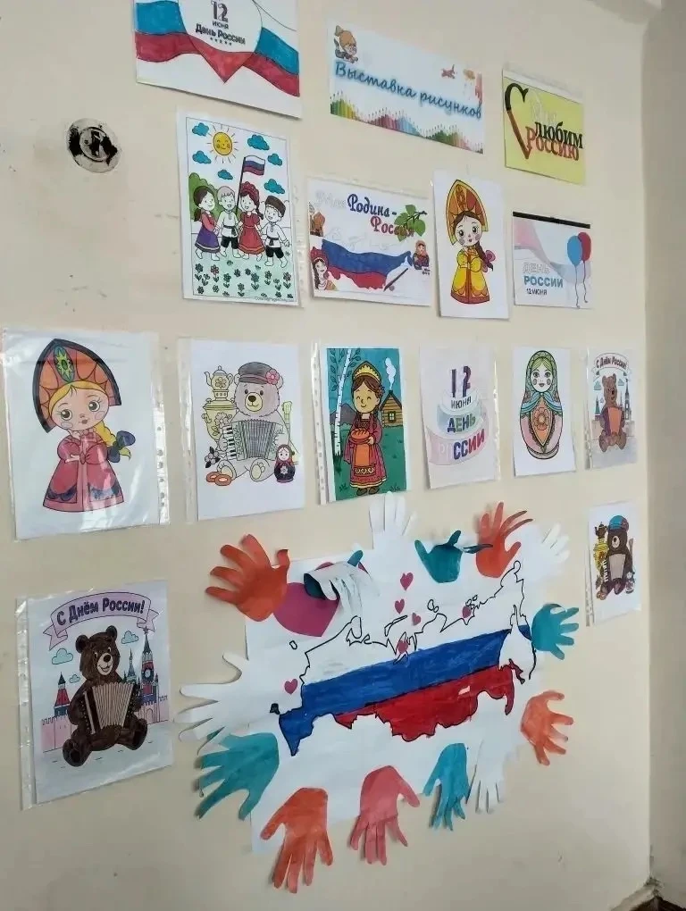 Юные художники Ахтарского выразили любовь к Родине через рисунки.

В СДК поселка Ахтарского состояла
