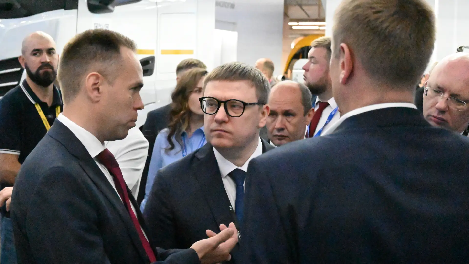 Губернатор Алексей Текслер во главе делегации Челябинской области посетил стенд «Центра промышленной