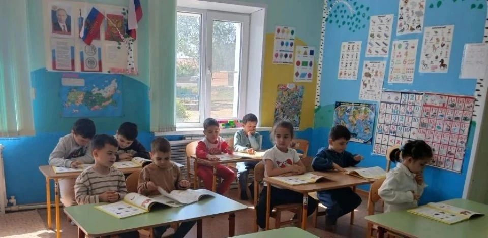 Ребята старшей группы подвели итоги учебного года. Повторили алфавит, играя в слова, пр...