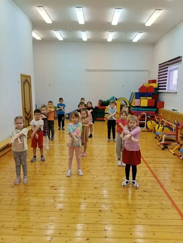 Занятие по физкультуре в группе "Ромашка".