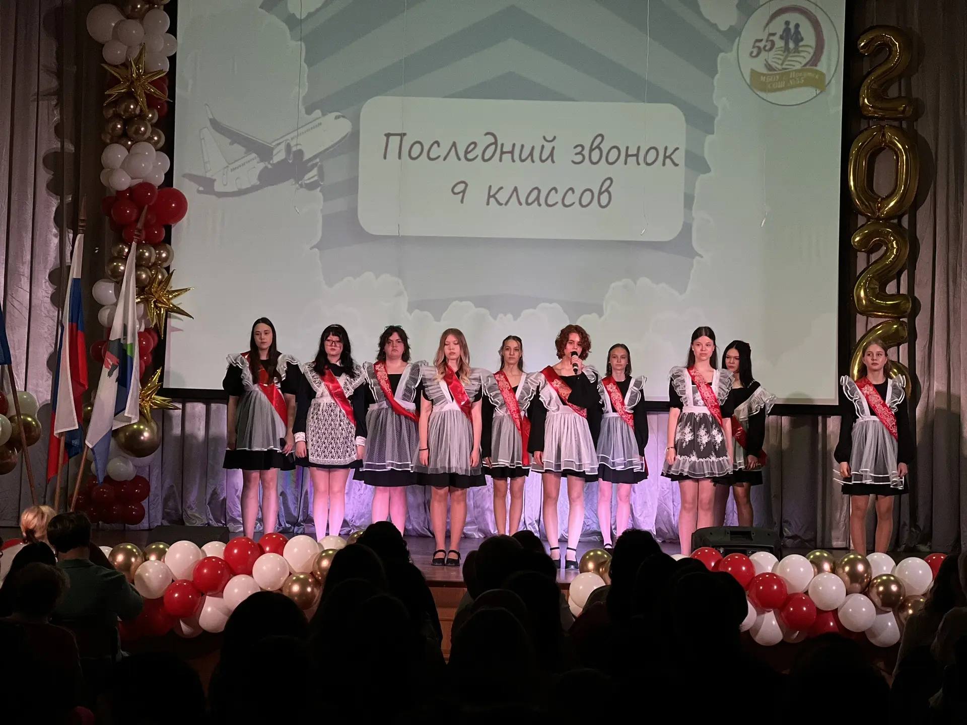 Взрослая жизнь на пороге: последний звонок для 9 и 11 классов 🎓🔔  Сегодня в нашей школе особенно зво