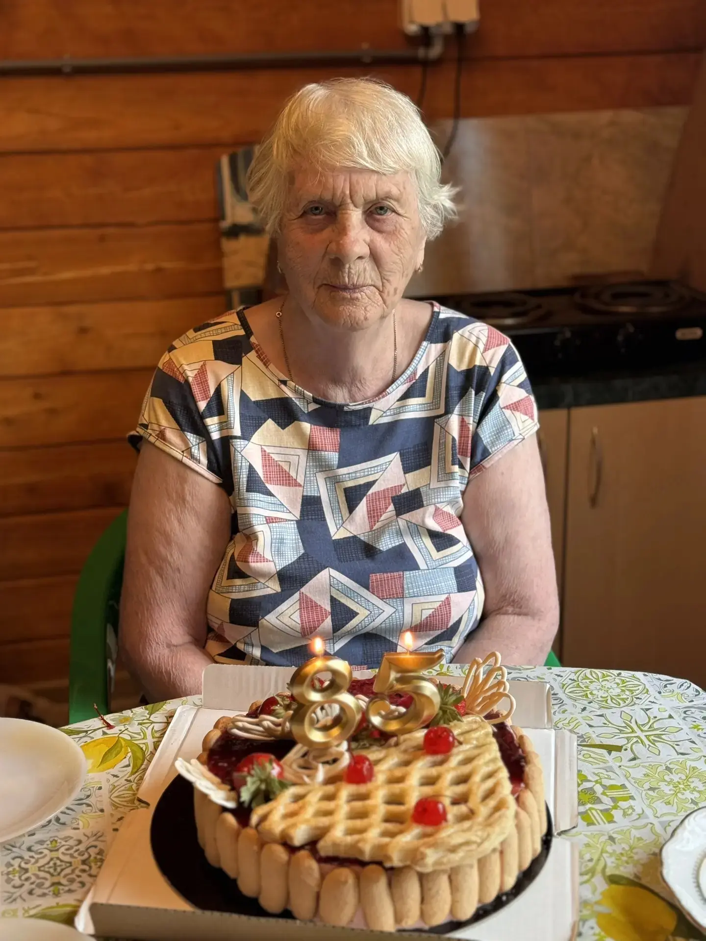 Сегодня моей бабуле 85 лет. Привезли вкусный торт, цветы и конечно же подарки))