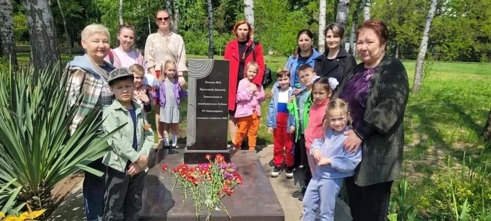 В честь Дня Победы, воспитанники 5 группы совместно с педагогами и родителями возложили...
