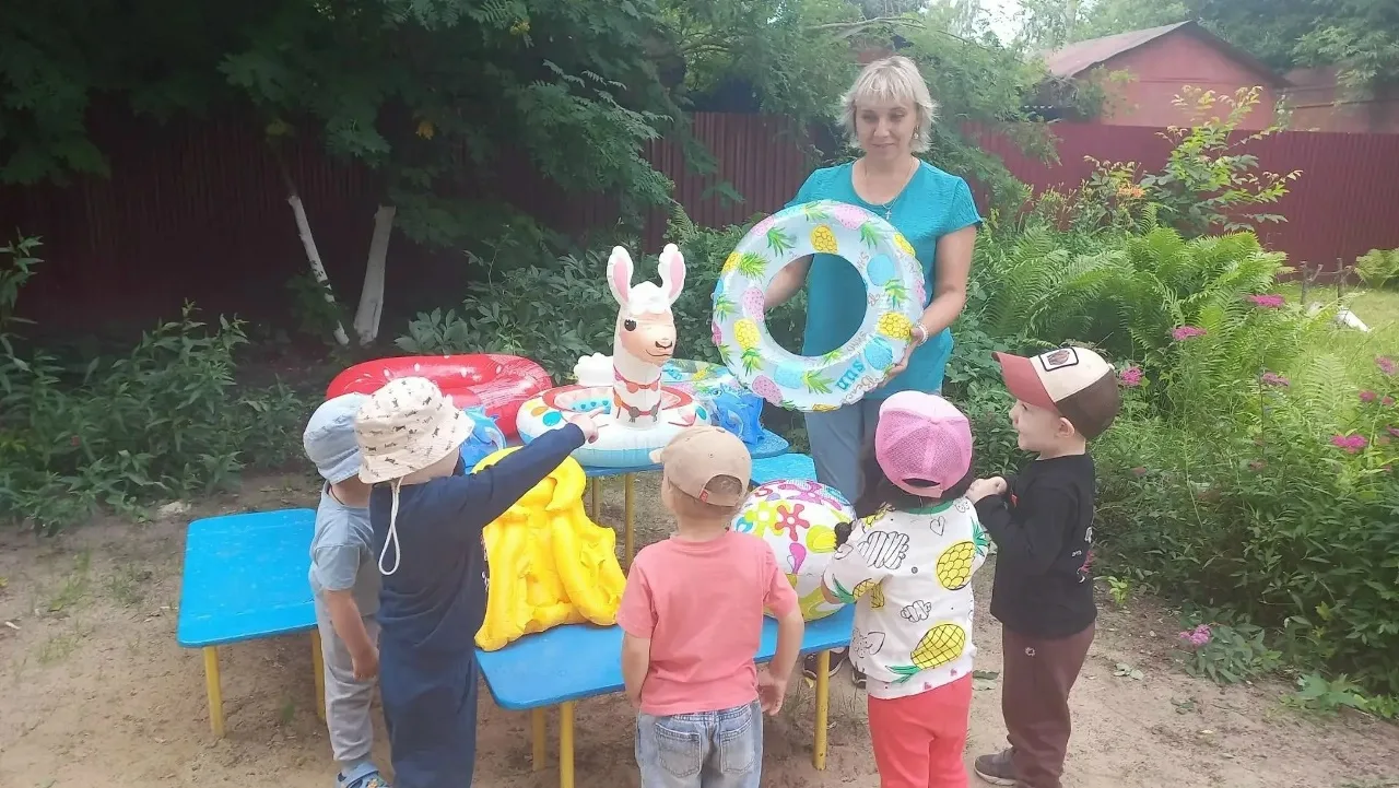 💦Малыши нашего детского сада продолжают познакомиться с правилами безопасности на воде.⛵
С детьми б