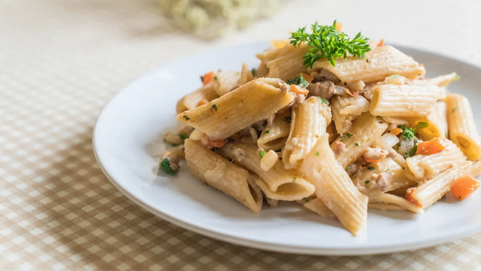 🍝 Пенне с курицей и овощами в сливочном соусе — паста с филе, морковью и луком в соусе...