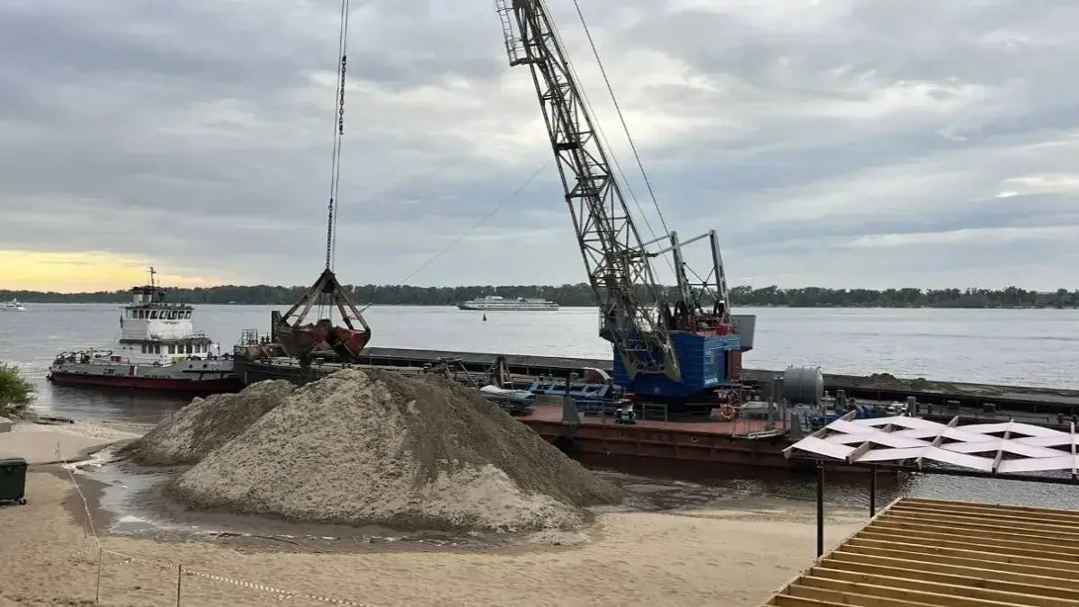 ⛱ В Самаре на пляжи выгрузили песок и устанавливают 1400 шезлонгов для открытия сезона

В Самаре идё