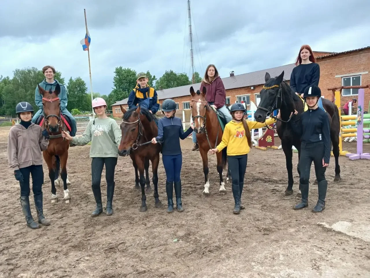 🏇 Сегодня старшая смена побывала в спортивной школе по конному спорту. Гостей встретили тепло и рад
