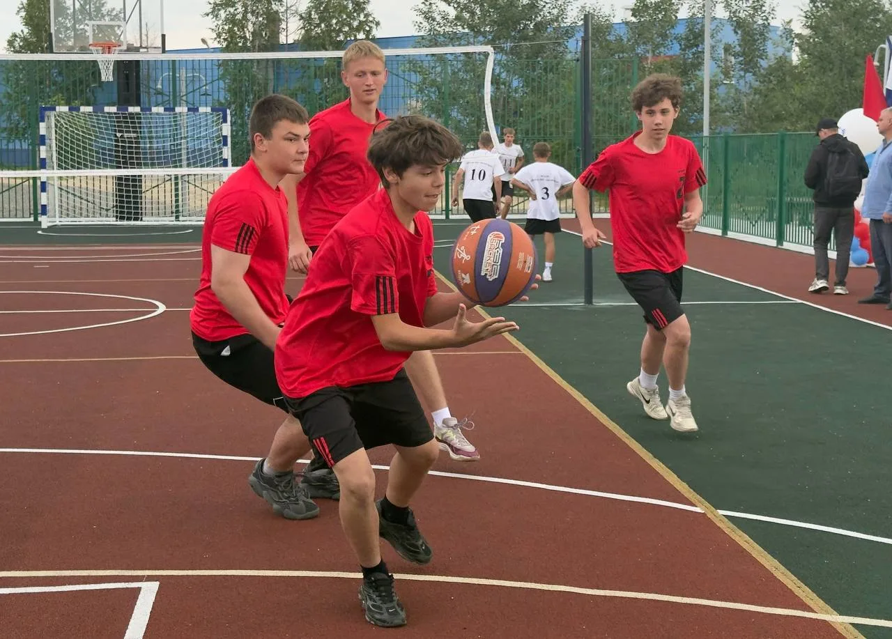 🏀К празднику: в Белогорске открыли «умную» спортивную площадку