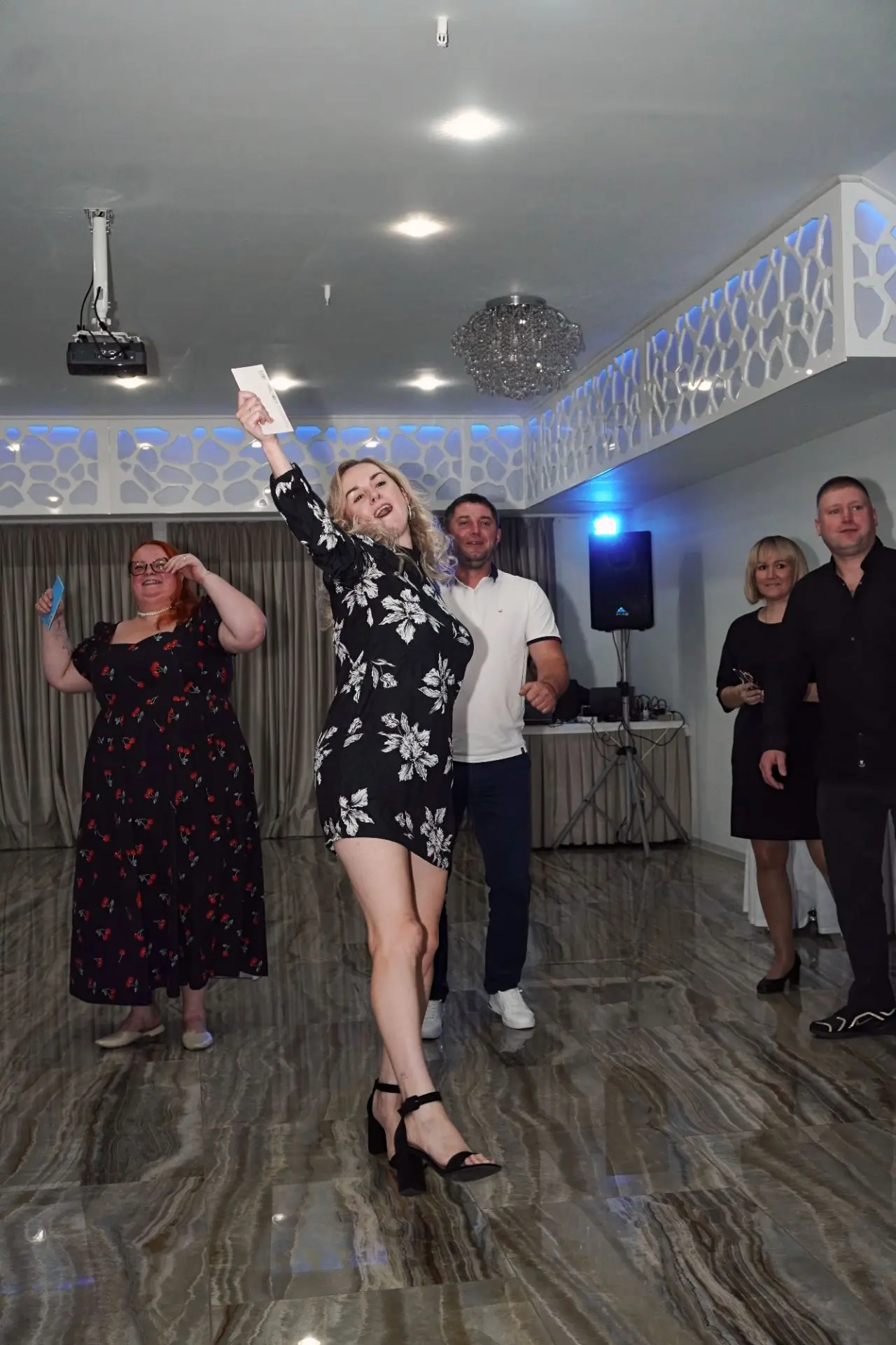 Это мы на свадьбу ходили😃