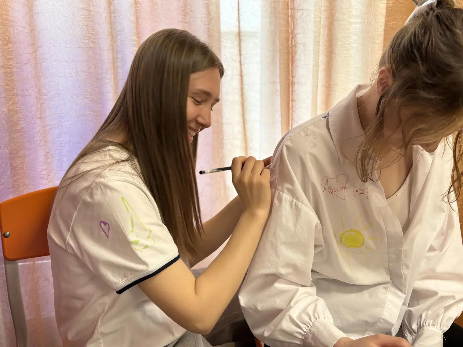 Выпускники оставили след в сердцах и на футболках! ✨  🎨Наши выпускники решили провести особую акцию 