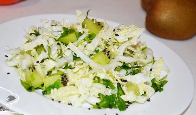 Салаты с киви и пекинской капустой.