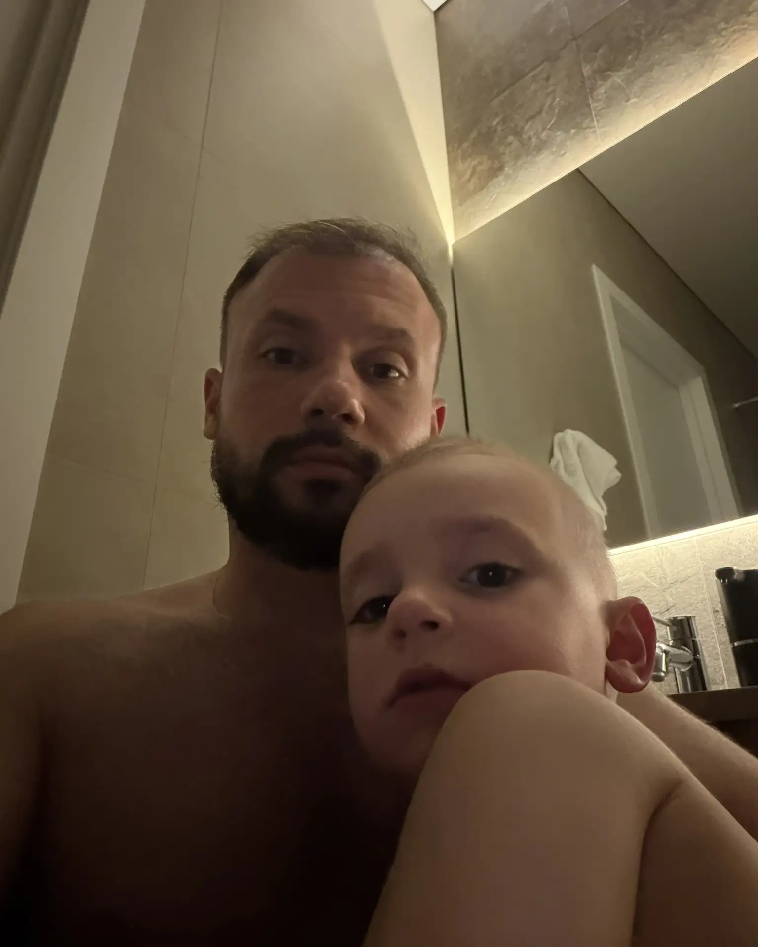😔В какое время мы живём…

Когда приходится объяснять трёхлетнему ребёнку, почему ночью гремят взрыв