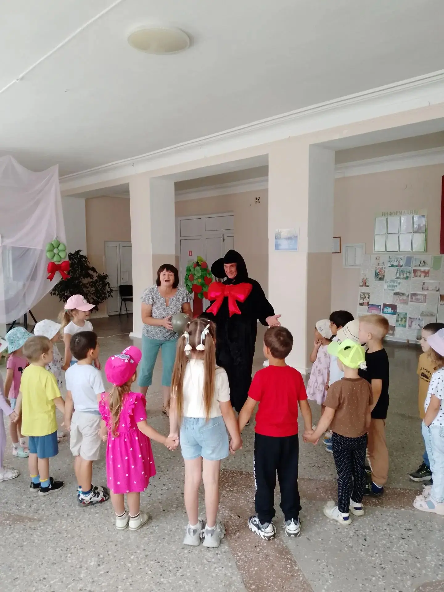 На День рождения Чебурашки пригласили детей младшей группы работники ДК. Весёлые танцы,...