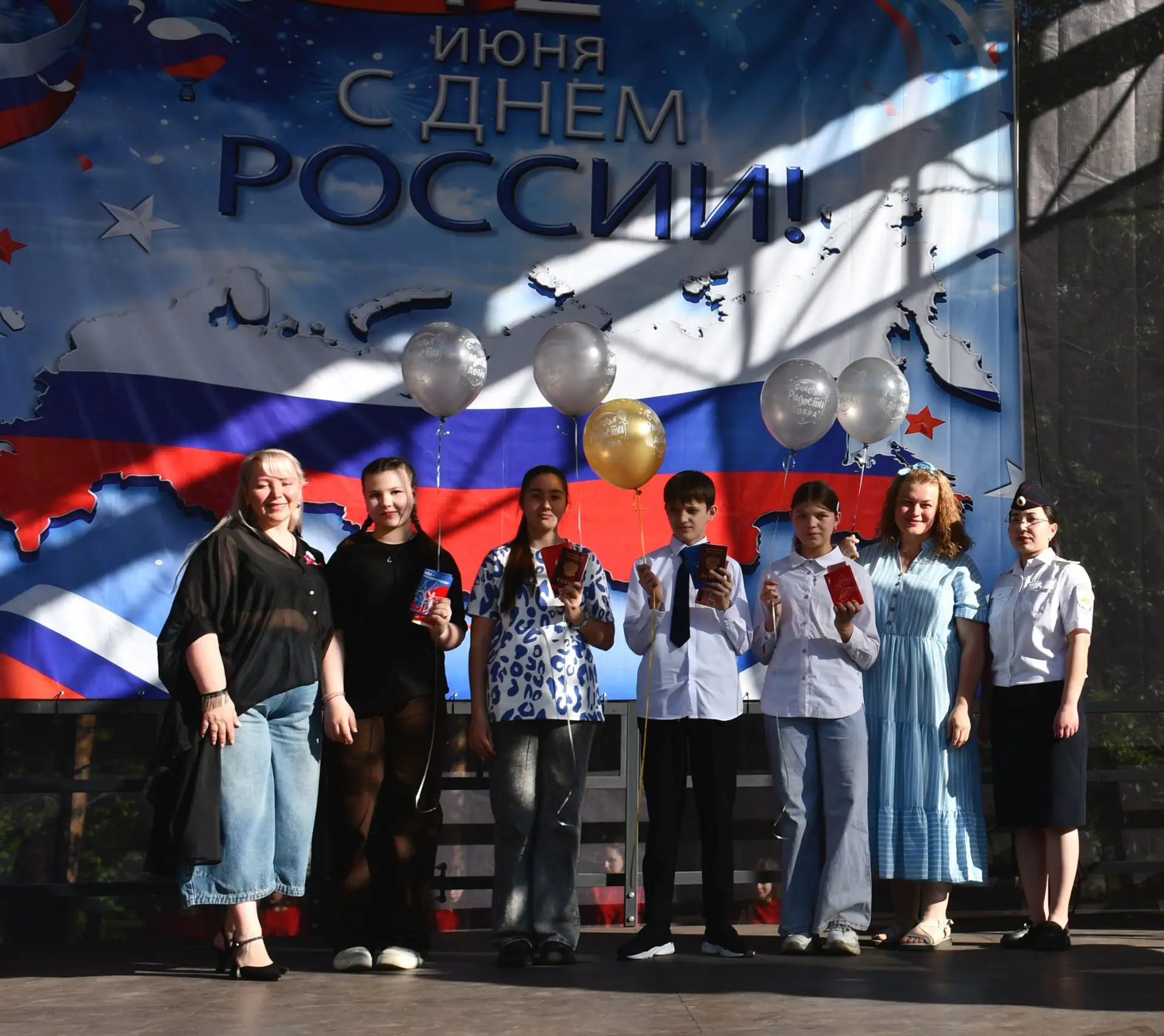 Торжественная церемония вручения паспортов: четырнадцатилетние бодайбинцы стали полнопр...