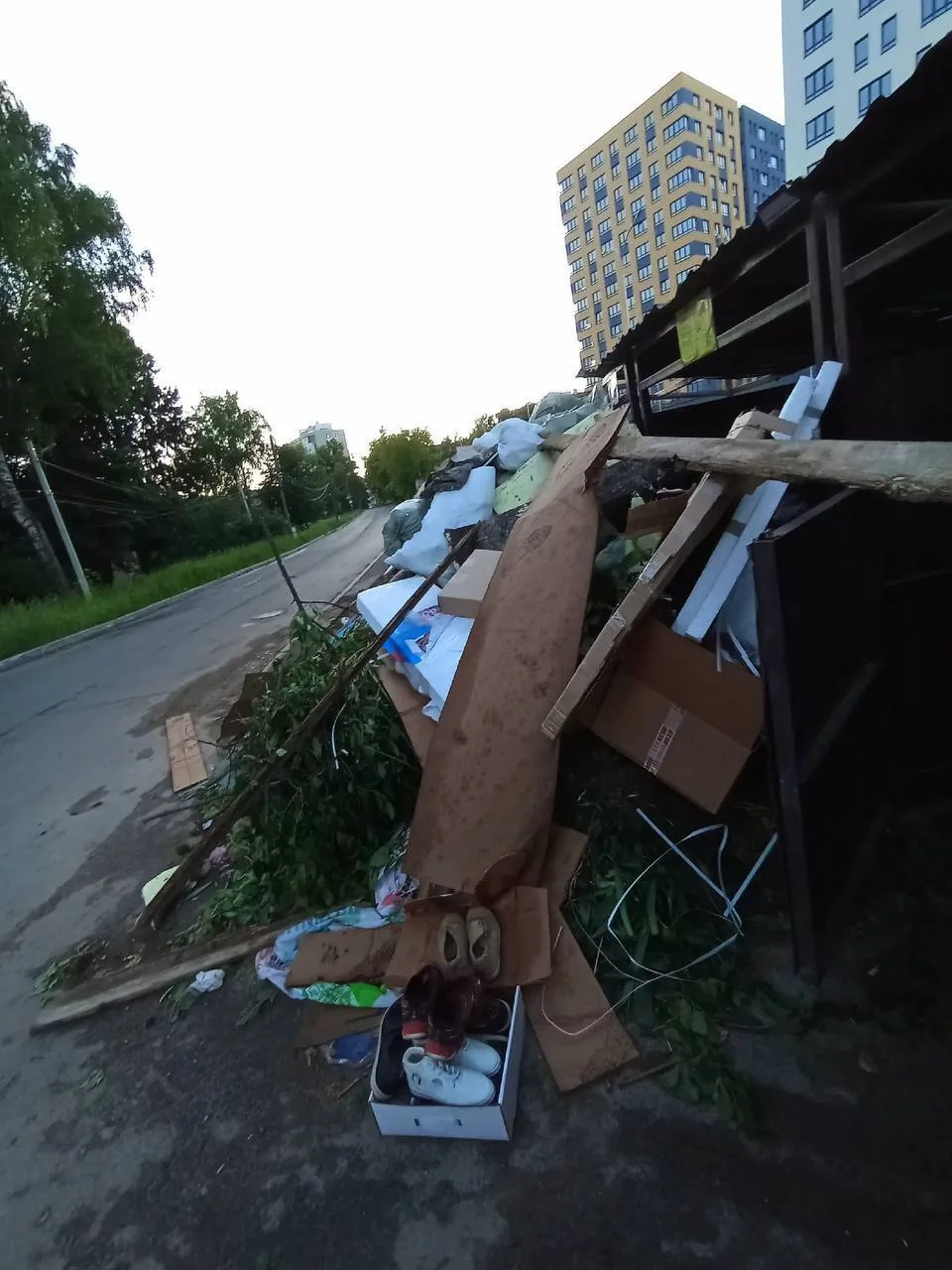 Огромные кучи мусора заполонили поселок в Советской районе