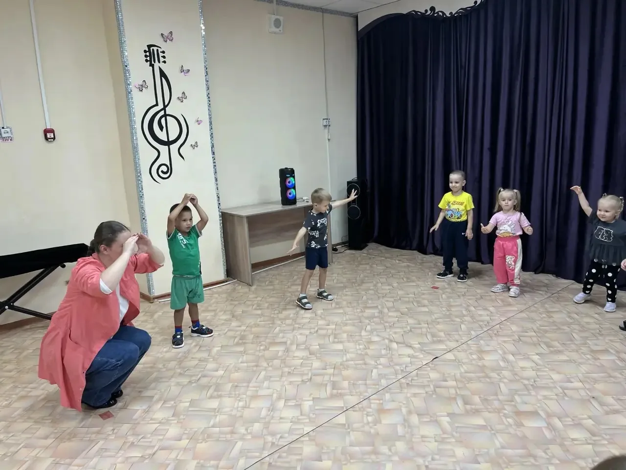 Пауза на танцы! 🕺

Когда за окном дождь, а в группе — солнечно и жарко от танцев! 
Сегодня мы устро