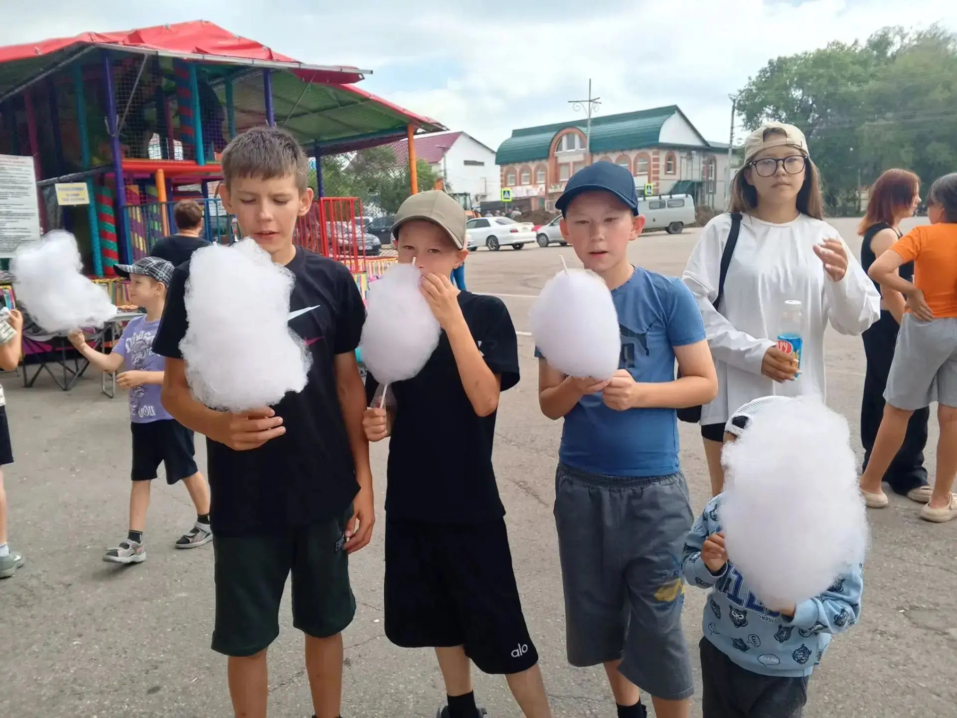 🎡Вчера, 12 июля, на центральной площади села Топчиха развернулся настоящий «Праздник на колёсах»! 
