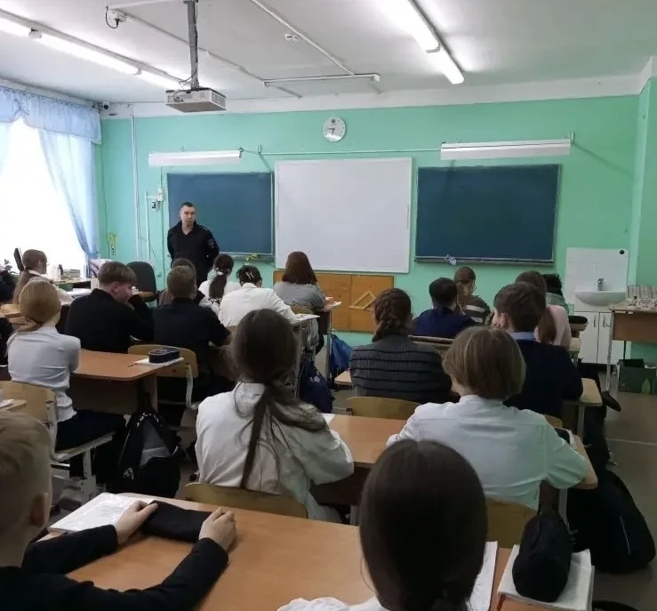 На прошлой неделе перед учениками 6 классов выступил инспектор ГИБДД с темой «Безопасность на дороге