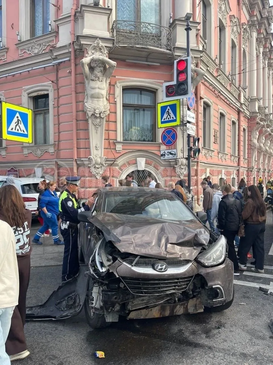 ✏️ В транспорте: ⚡ На перекрёстке Невского и набережной Фонтанки произошло ДТП с участи...