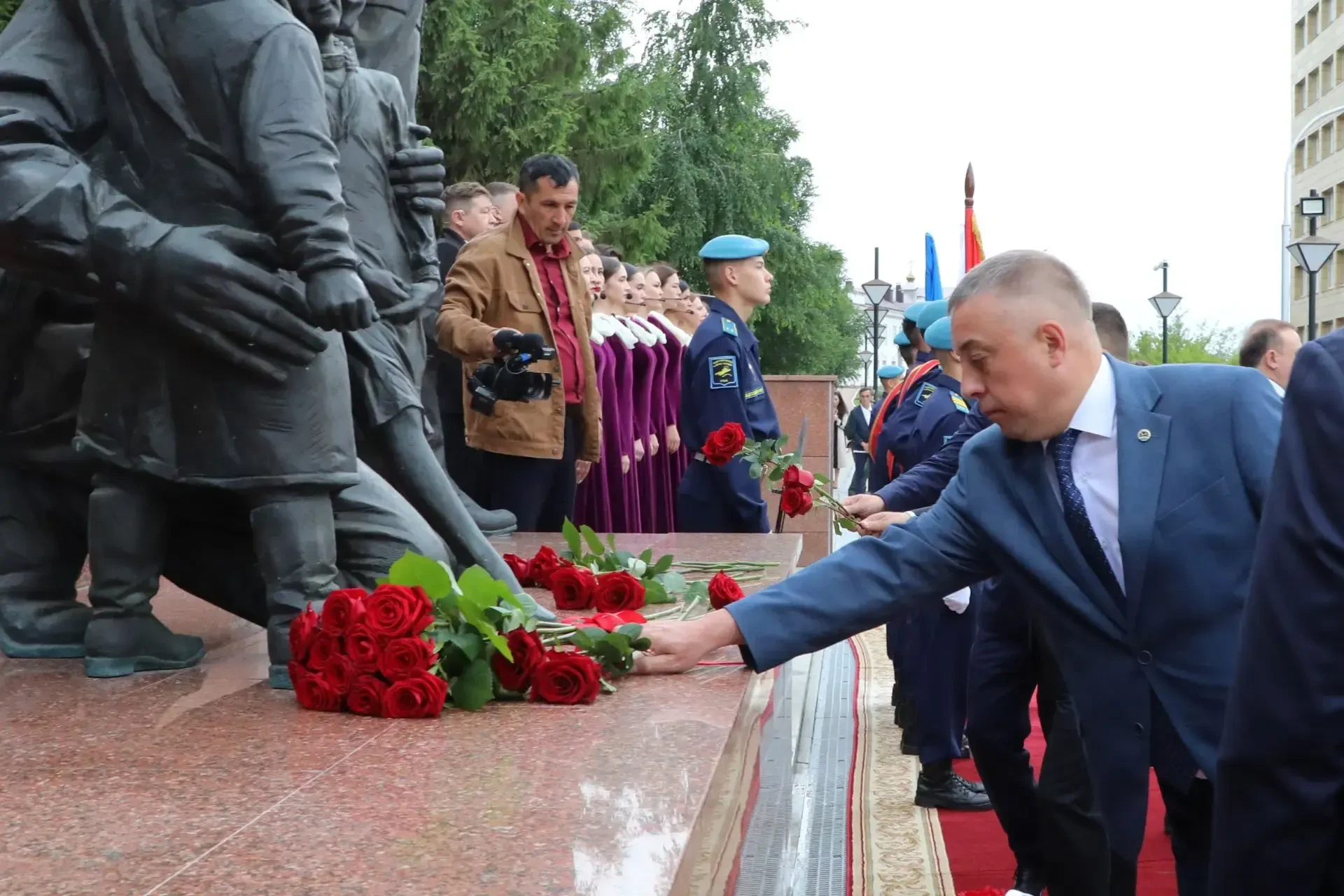 Сегодня, в День памяти и скорби, на площади перед железнодорожным вокзалом состоялась церемония возл