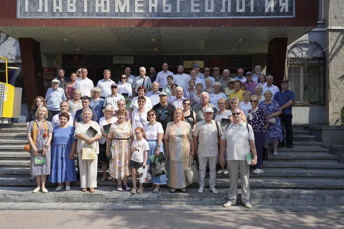 В день 95-летия со дня рождения Фармана Курбановича Салманова в Тюмени открыли сквер Геологической с