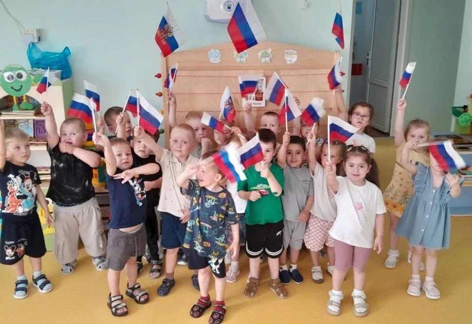 Патриоты из группы "Звёздочки" присоединяются к поздравлениям🇷🇺🎉
С днём России!