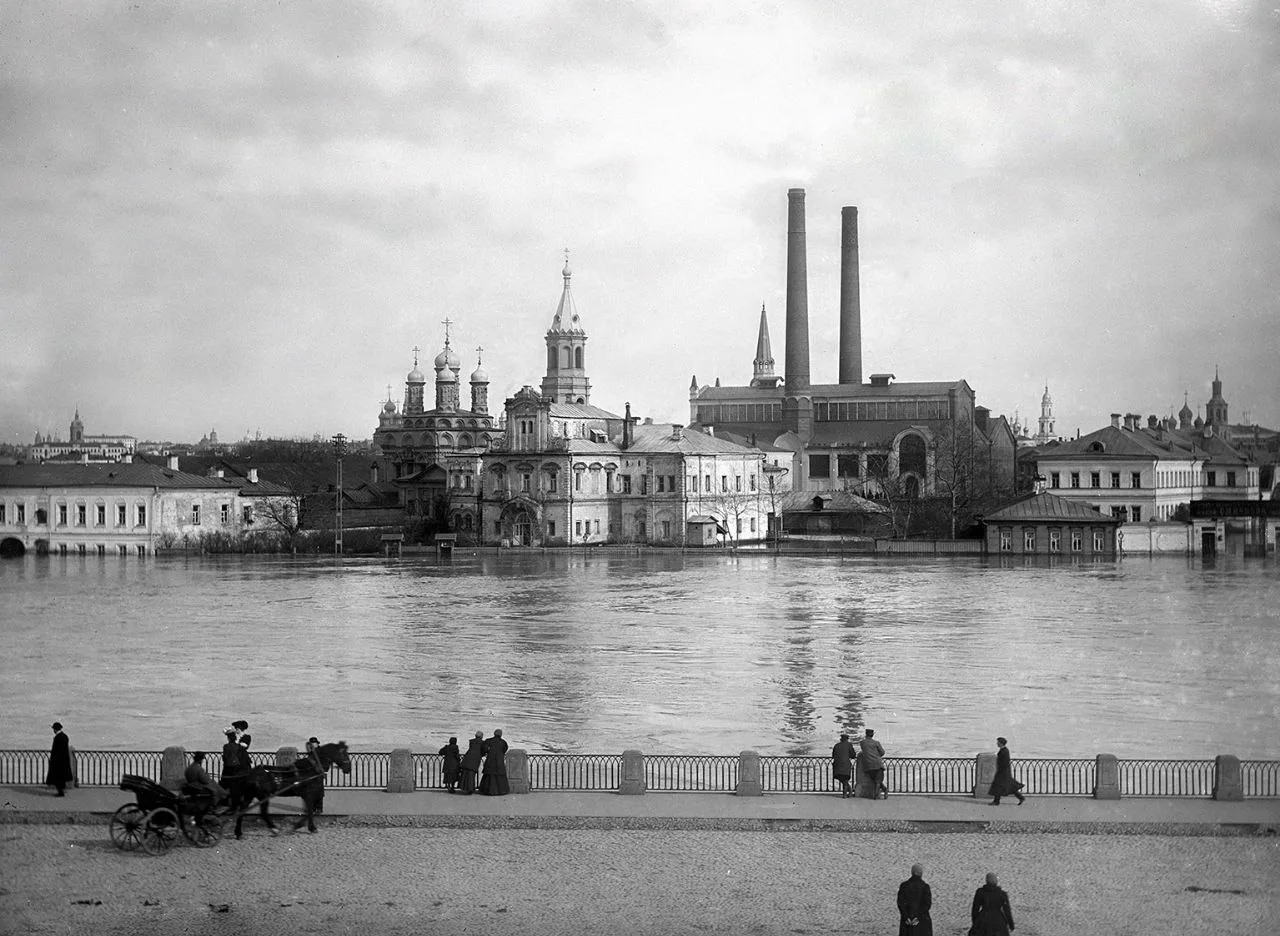 🖇Старая Москва: вид с Пречистенской набережной

📆весна 1908 года

Можно увидеть палаты Аверкия Кир