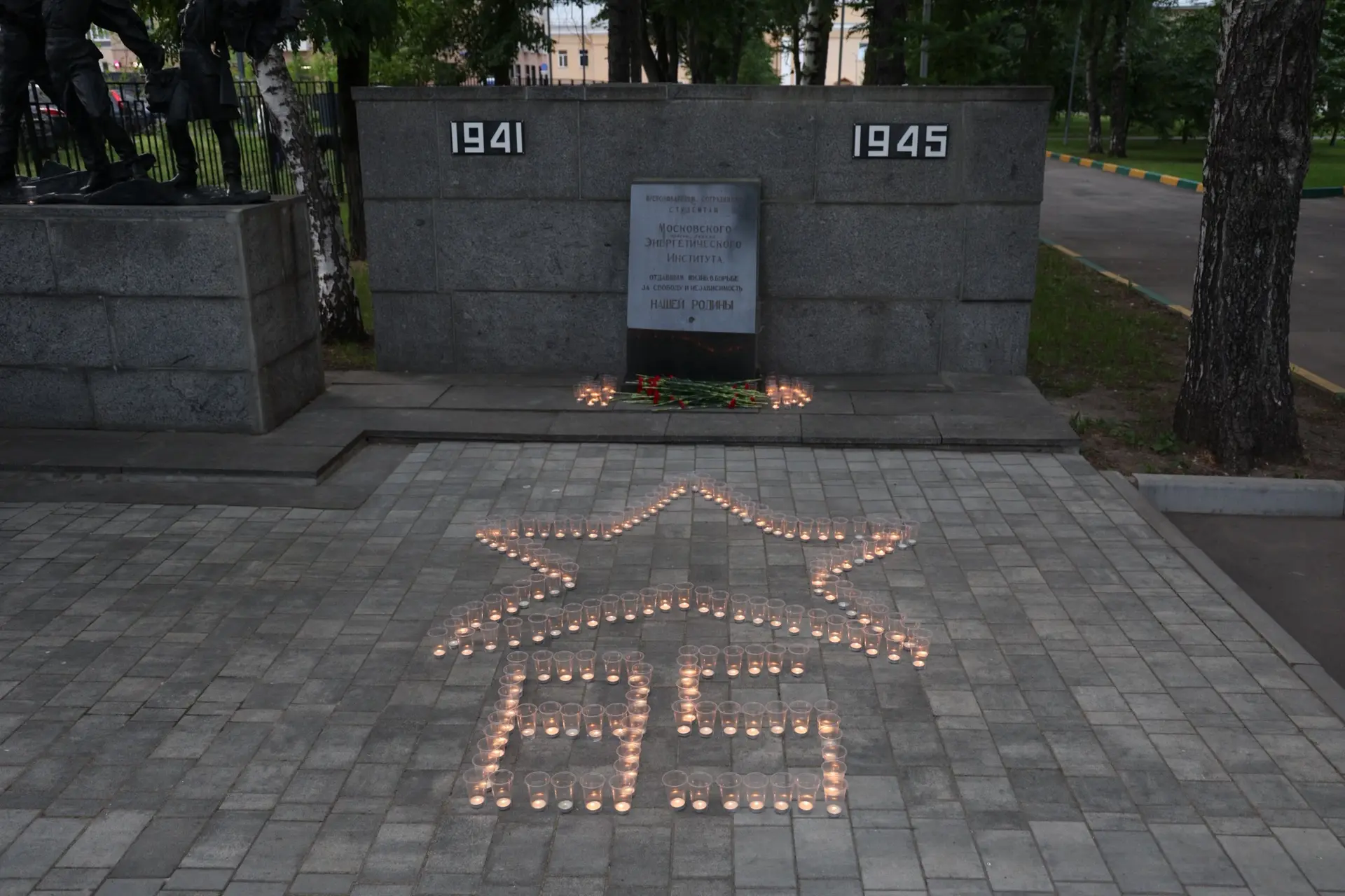 🕯️ В этот важный для всей страны день студенты и сотрудники университета по традиции зажгли свечи п