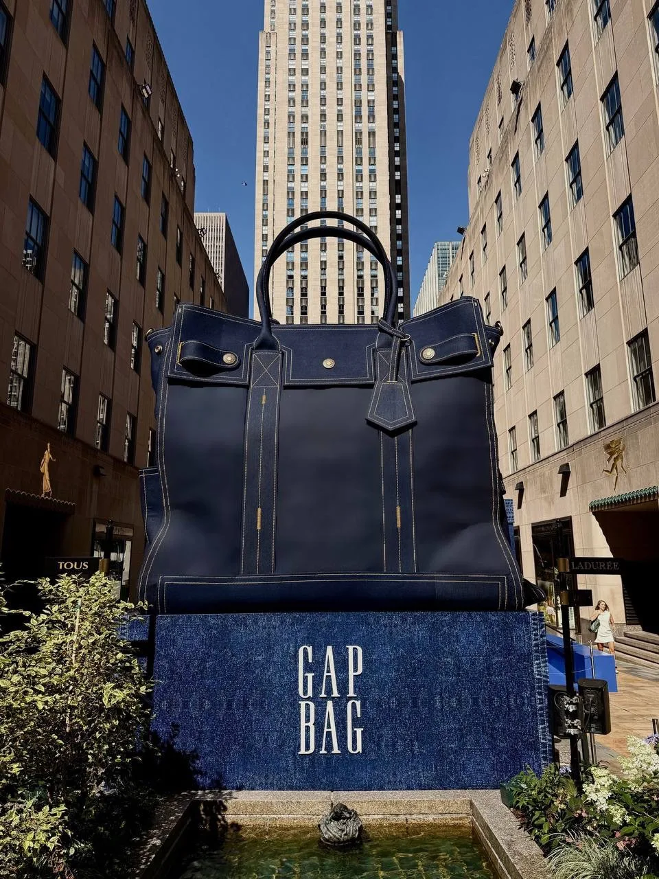 ⚡️ GAP установил в центре Нью-Йорка гигантскую инсталляцию своей сумки и сделал её врем...