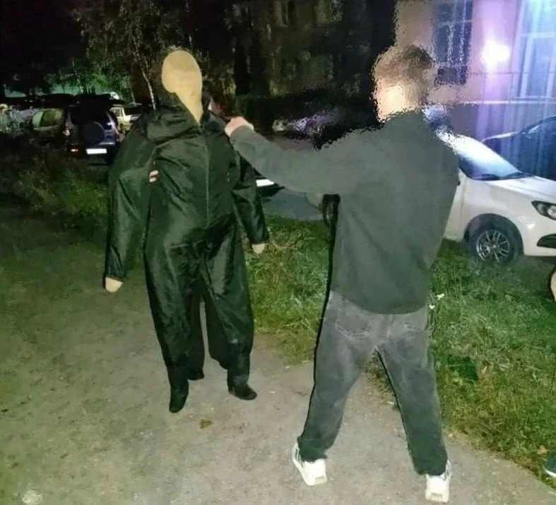 1) В Липецке задержали двоих за избиение мужчины и подростка 👊
