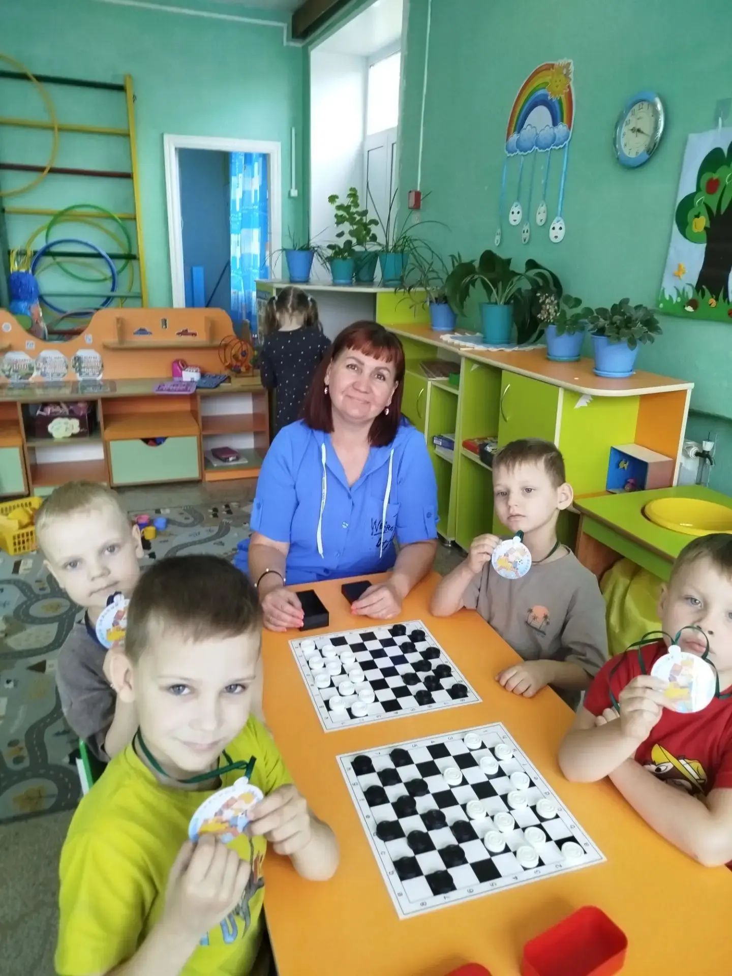 В старшей группе √5 прошло увлекательное занятие по шашкам. 🎲 Шашки – это не только увлекательная и