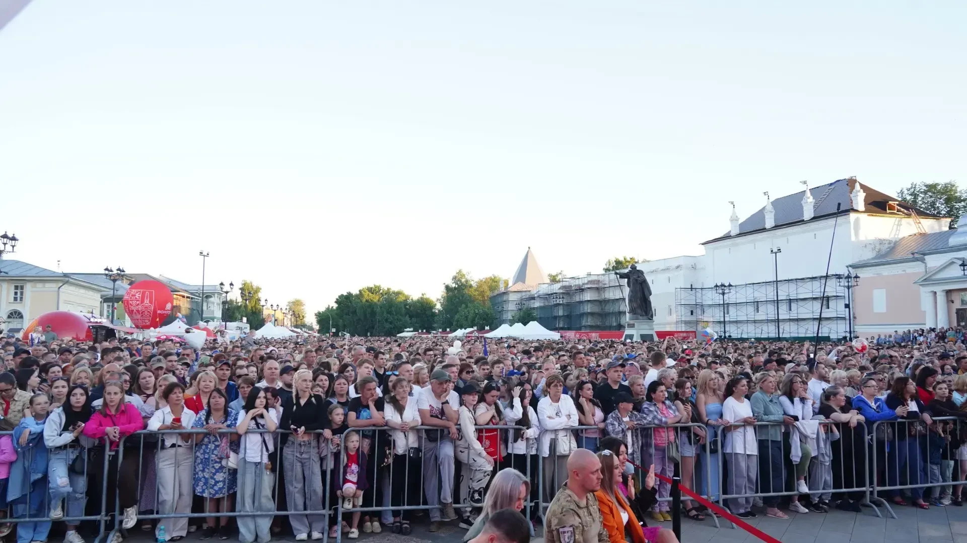 Кремлевская площадь заполнена полностью! Остались минуты до концерта Ирины Дубцовой