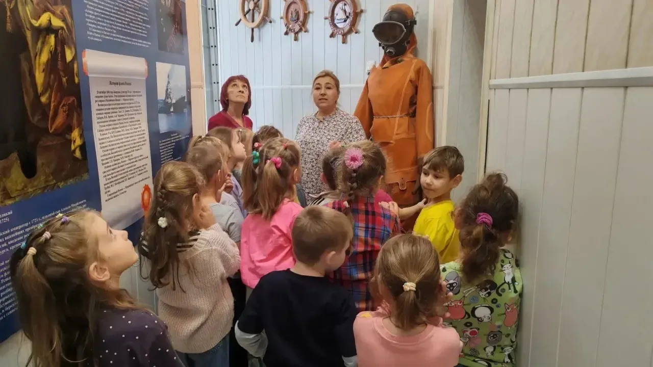Сегодня на экскурсии в музее Флота побывала старшая группа воспитанников из садика «Све...