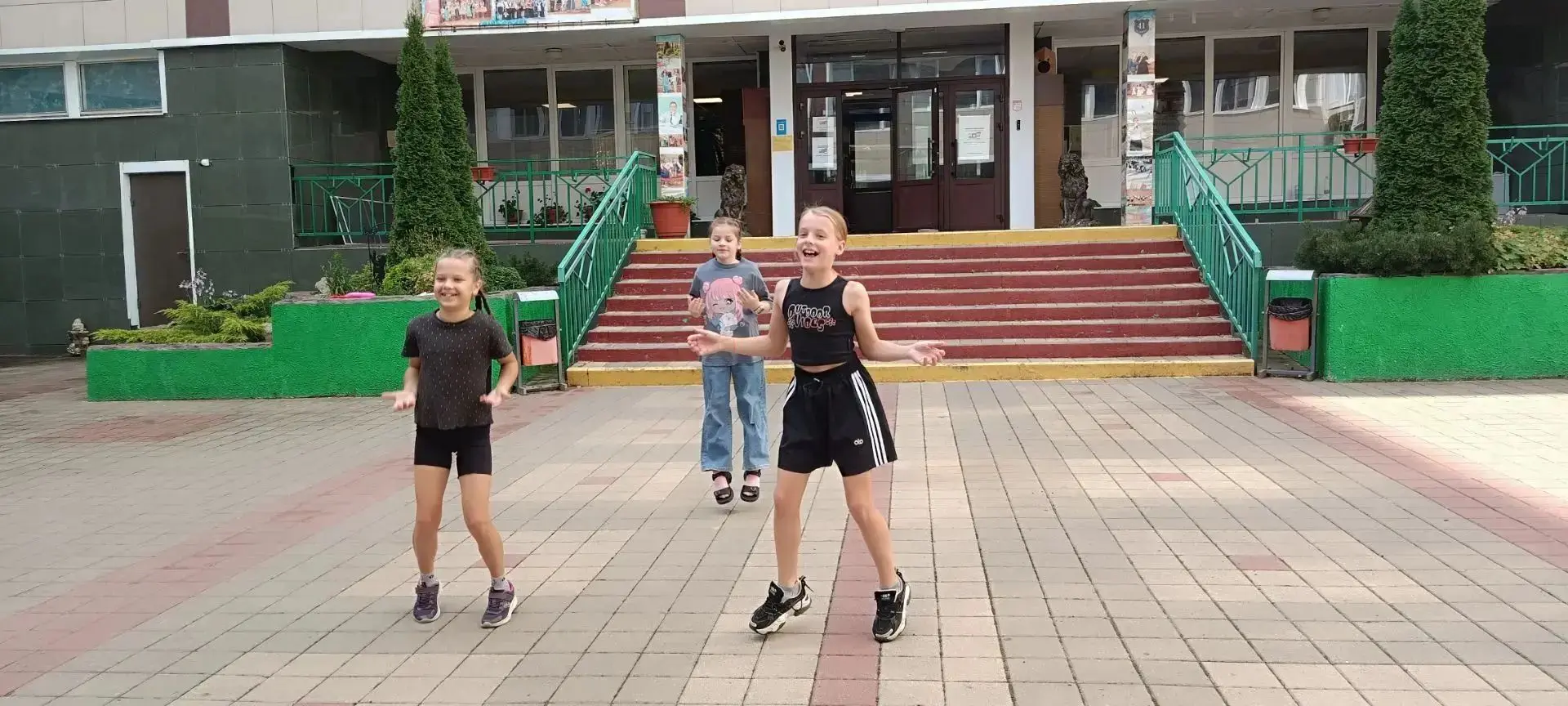 Доброе утро, лагерь! 🌞

Наш день сегодня начинается не с  зарядки, а с зажигательных танцев!
Просып