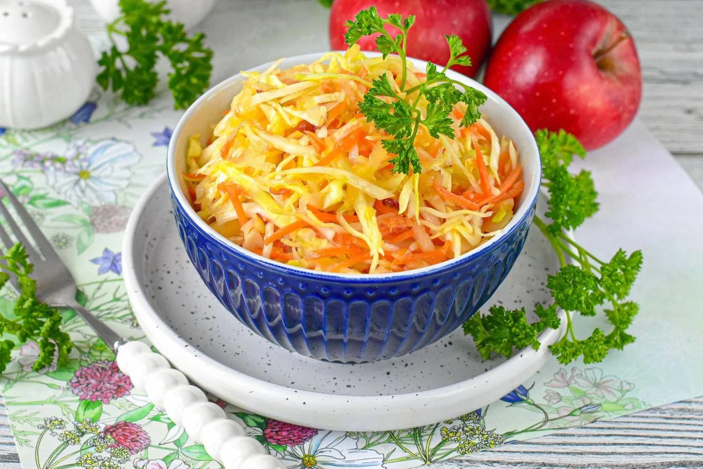 С заботой о здоровье!
Салат с капустой и яблоком.
Источник витаминов и минералов. В капусте есть вит