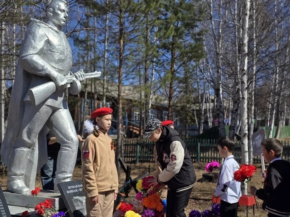 🇷🇺 День Победы в Усть-Нюкже!  Торжественный митинг, приуроченный к 9 Мая, объединил жителей Усть-Нюк