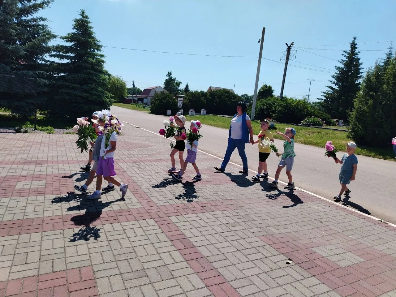Ребята старшей группы приняли участие во Всероссийской акции "Родиной горжусь", приуроченной к празд