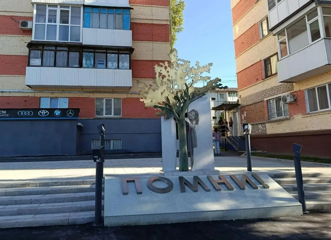 В квартале Солнечный Луганска завершено обустройство мемориала жертвам обстрела со стор...