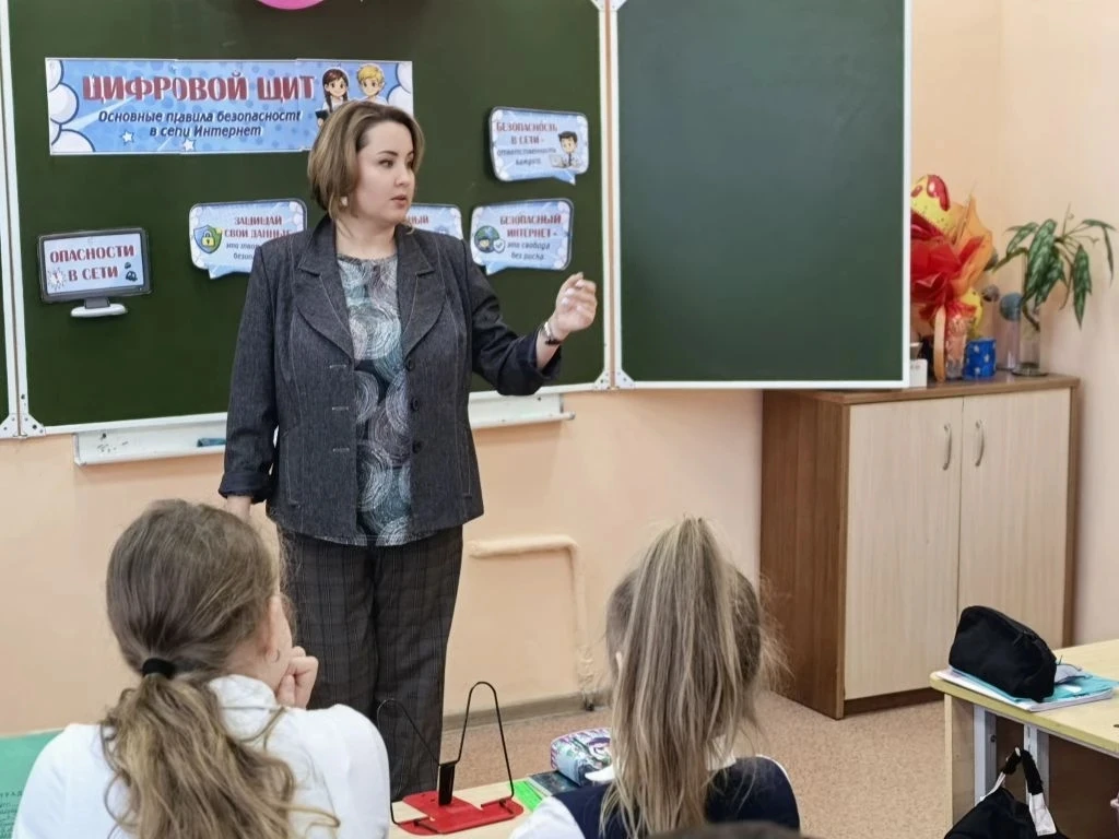 🧑‍🏫Цифровой щит: учим детей безопасности в интернете! 🛡️💻  Сегодня в 1 «В» и 4 «А» классах прошли оч