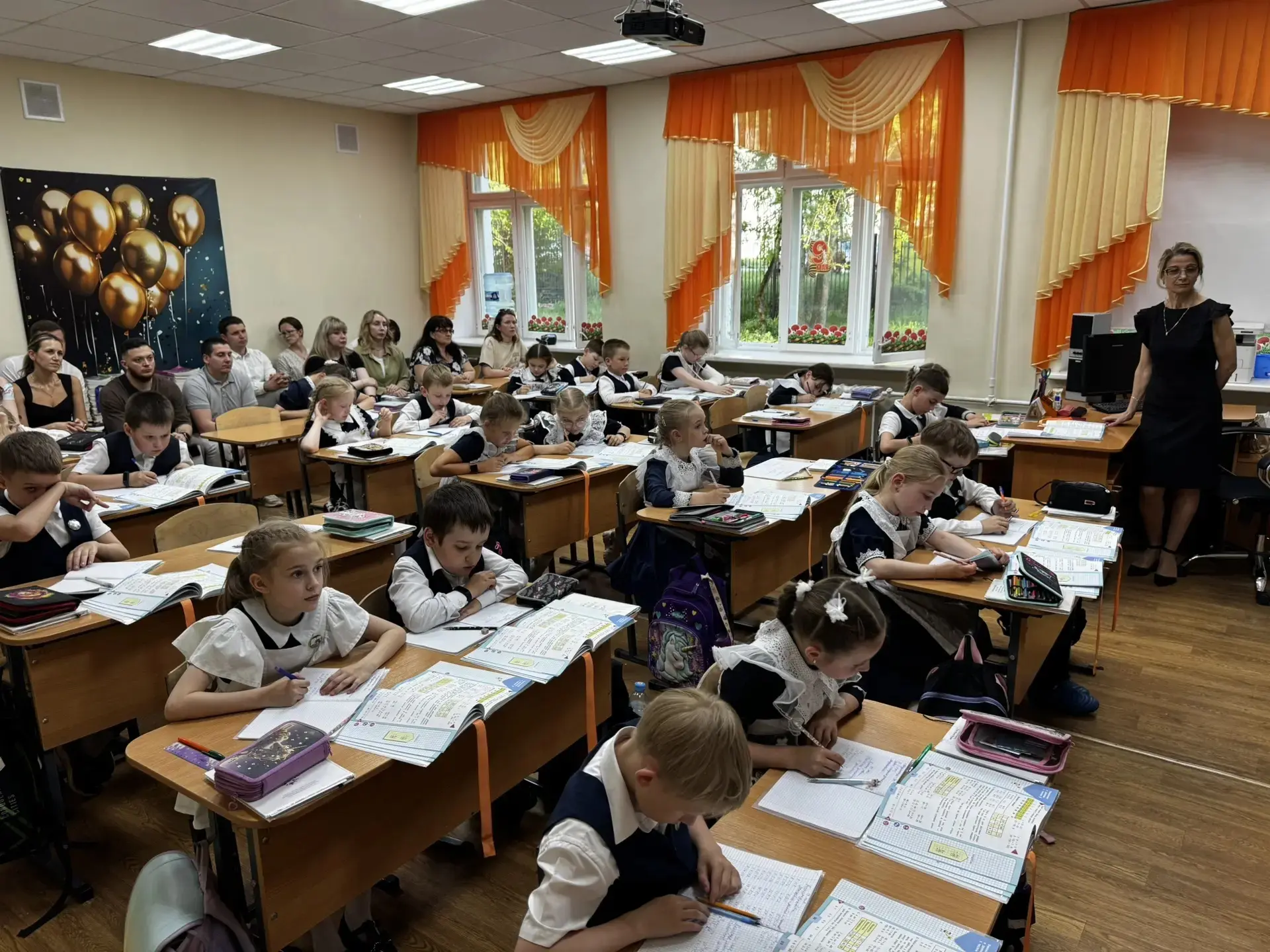 20 мая во 2 «В» классе прошёл открытый урок по математике. Тема занятия — «Табличное умножение и дел