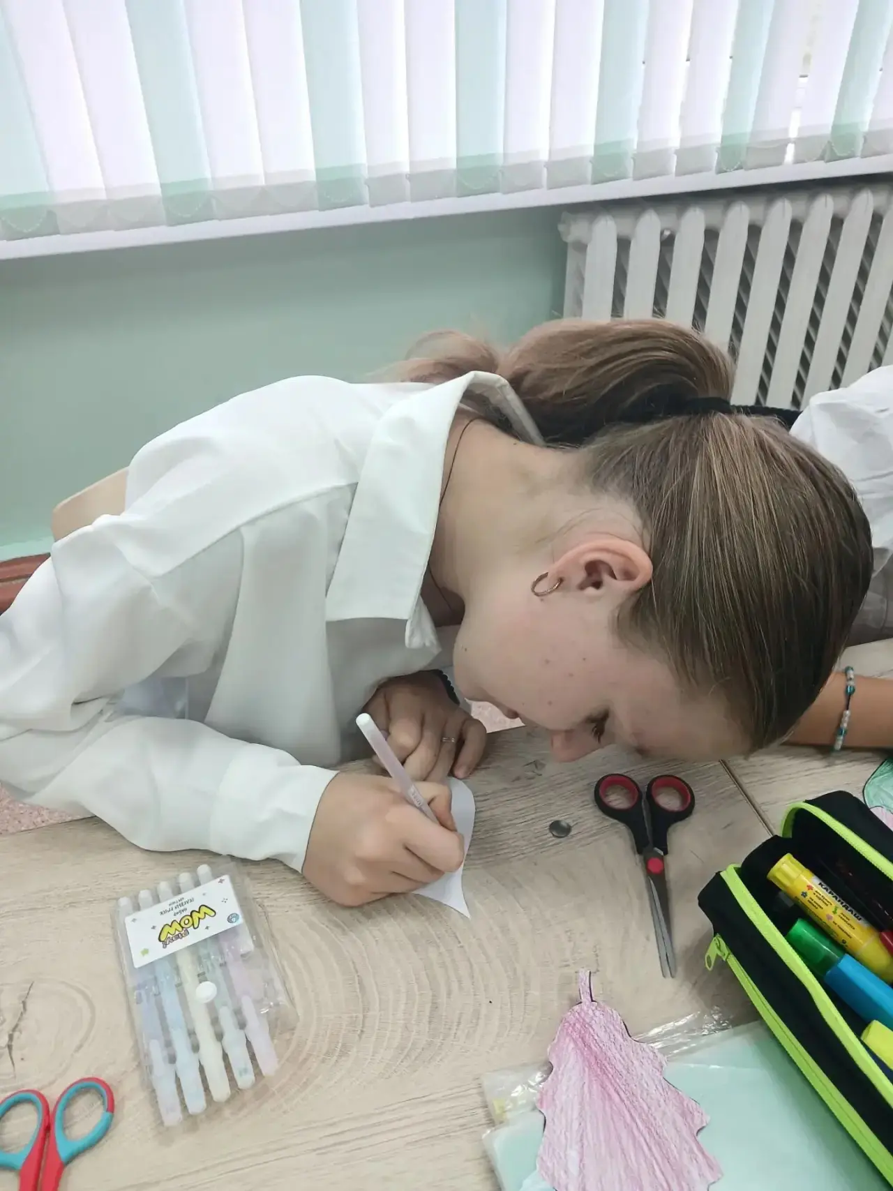 🎉 «Букет добрых пожеланий» теперь украшает стенд перед актовым залом! 🍁