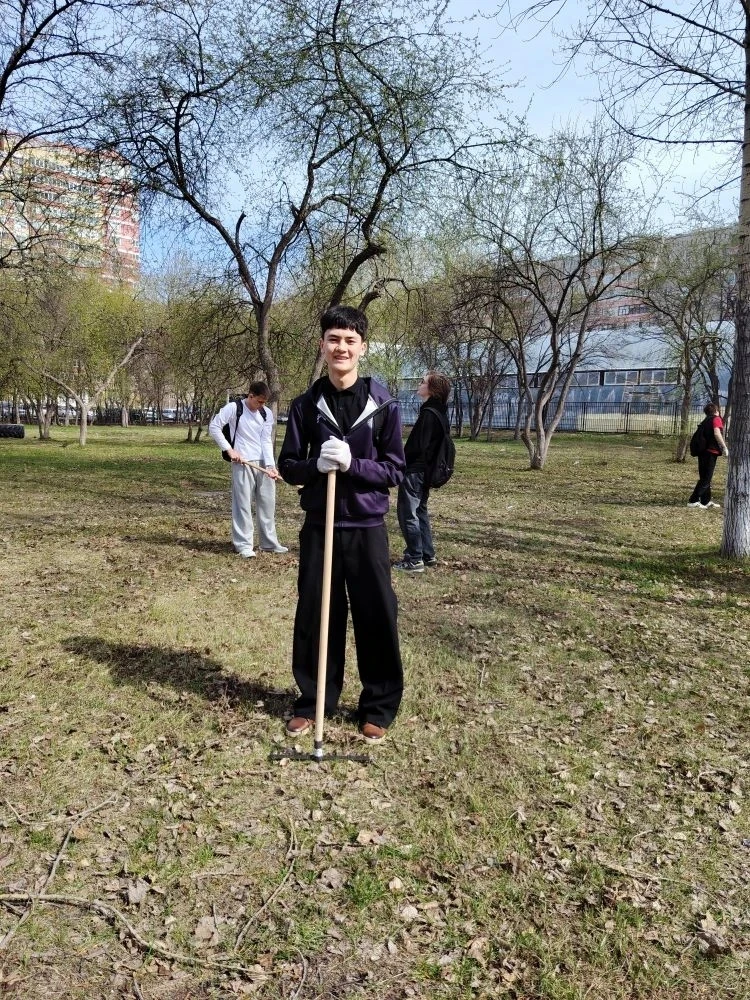 🏫 Чистый город — чистая гимназия! В рамках городской акции «Чистый город» гимназисты дружно вышли на