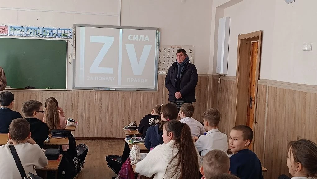 🎖️ В нашей школе состоялся урок Мужества с участником СВО Владимиром Степановичем Бражниковым. Он по