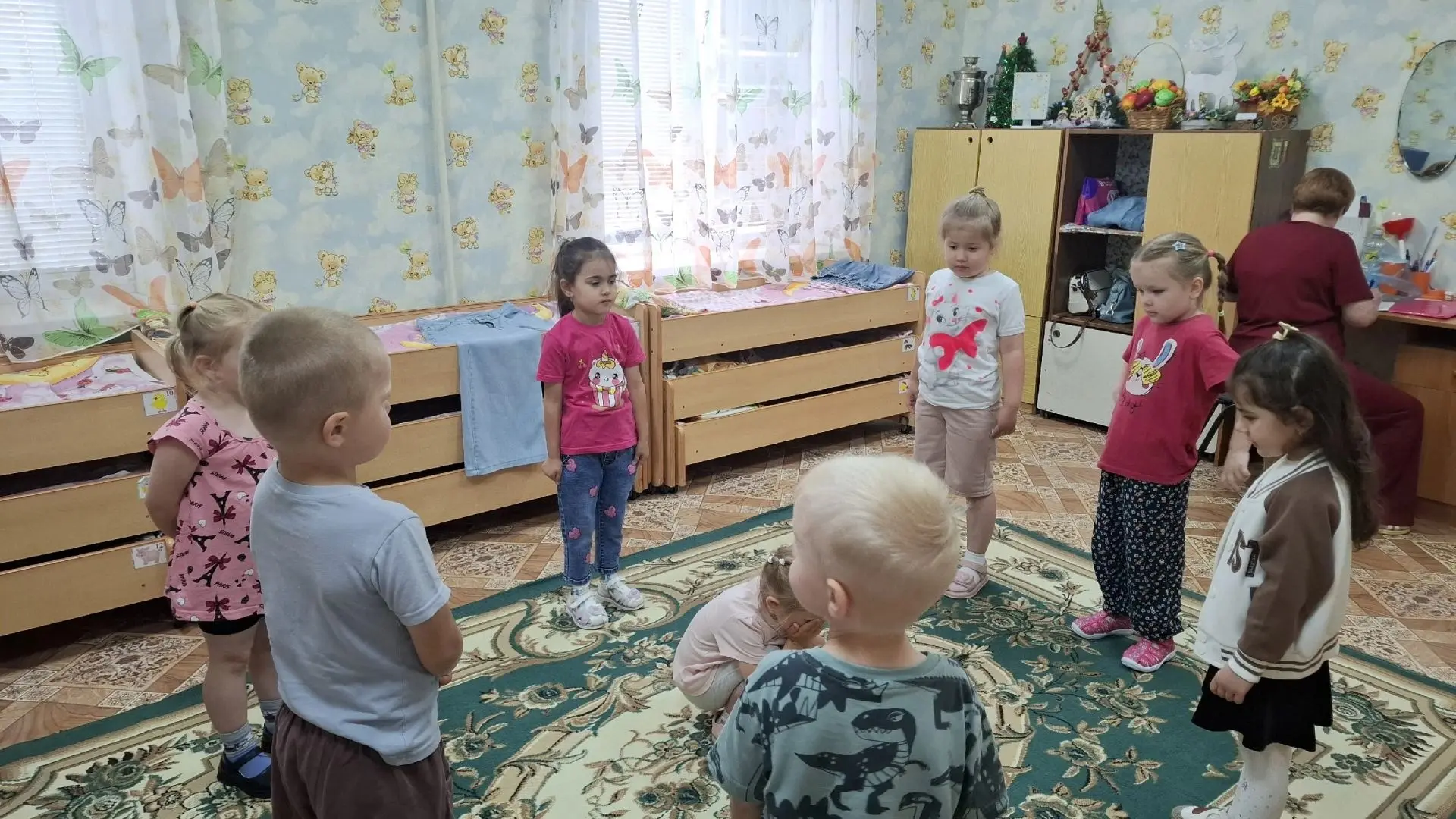 Подвижная хороводная игра «Кукушка» в средней группе учит фонематическому слуху и умению определять 
